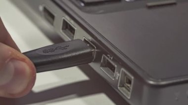 Dizüstü bilgisayardaki usb portuna el ile veri aktarım kablosu ekleme işlemini kapat; veri aktarımı kavramı