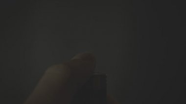 Adam elindeki hafif doz kapatın. Igniting karanlıkta daha hafif makro çekim