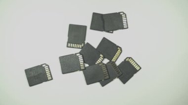 Video 4k ve hafıza kartının tam HD görüntülerini temiz arkaplanda izole eder. Bu CD kartı çeşitli bilgisayar, dijital kamera ve akıllı cep telefonu cihazları için kullanılır..