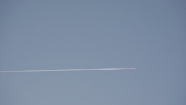 Avião Grande Com Motores Puxando Chemtrails Céu Azul — Vídeo de Stock