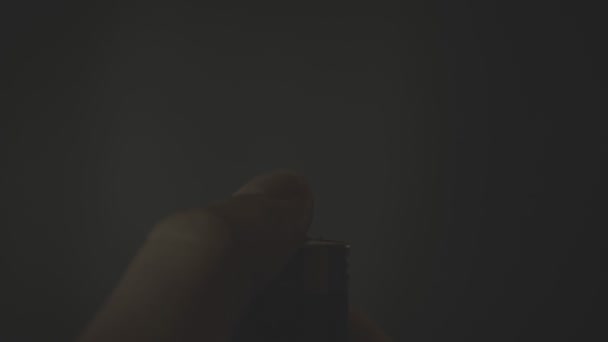 男の手に軽くのショットを閉じる Igniting 暗闇の中でライターのマクロ撮影 — ストック動画