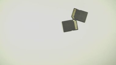Video 4k ve hafıza kartının tam HD görüntülerini temiz arkaplanda izole eder. Bu CD kartı çeşitli bilgisayar, dijital kamera ve akıllı cep telefonu cihazları için kullanılır..