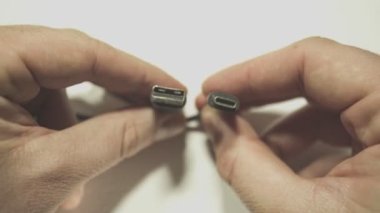 Arka planda USB-A ve USB-C bağlantı sistemi veya bağlantı arayüzü karşılaştırması izole edildi. Bilgi aktar ya da akıllı telefon ya da dizüstü bilgisayarı şarj et.
