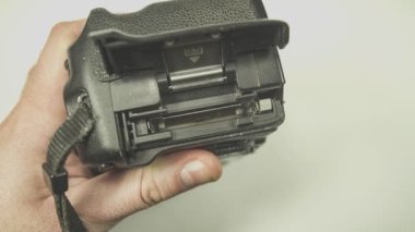 DSLR Kamera 'ya sıkıştırılmış flaş kart yerleştiriliyor. Kamera, DSLR Kamera' nın içine sıkıştırılmış flaş kartı yerleştiriyor.