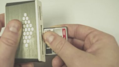 Çoklu kart okuyucusuna eklenen bir Çoklu Flash kartı.