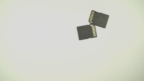 クリップビデオ4KとメモリのフルHd Sdカードは さまざまなコンピュータ デジタルカメラ スマート携帯電話デバイス用のこのSdカードを背景に隔離されています — ストック動画