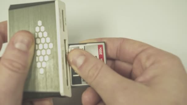 Eine Compact Flash Karte Die Ein Detail Eines Multikartenlesers Gesteckt — Stockvideo