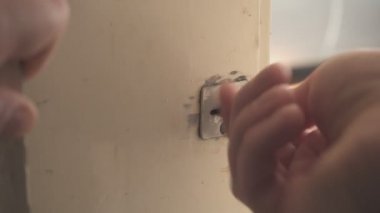 Kilit eski metal zırhlı kapı.