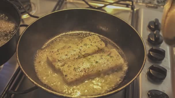 Filetes Peixe Uma Panela Ato Fritar — Vídeo de Stock