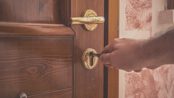 一个人用钥匙打开房屋的门 然后走进去 3840X2160 — 图库视频影像