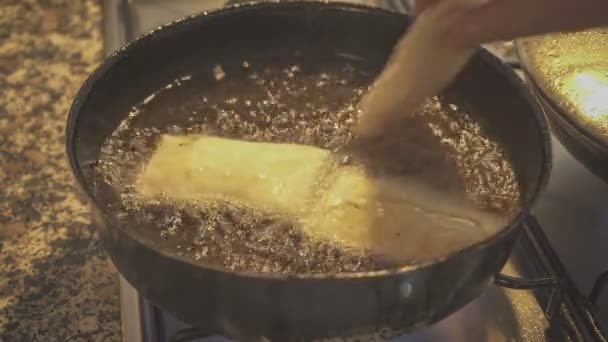 Sıcak Asya Börekleri Çelik Tavada Kızartılıp Metal Kepçesiyle Kırmızıya Boyandıktan — Stok video