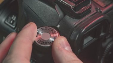 Canon DSLR kamera ayarları çeviren adam tam otomatik moddan M manuel moduna geçiyor. Profesyonel fotoğrafçılık, makro, yakın çekim öğrenme