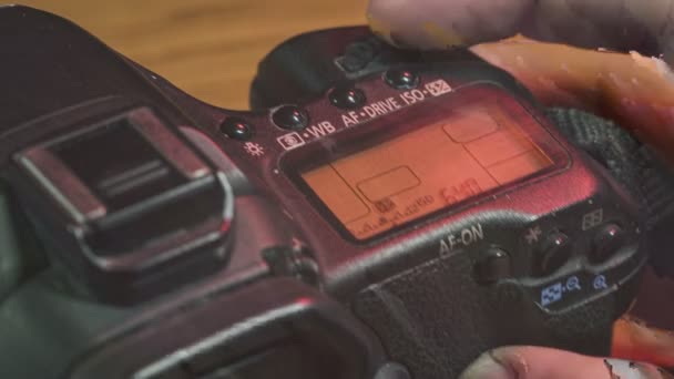Mengubah Pengaturan Iso Pada Kamera Closeup Atau Detail Shot — Stok Video