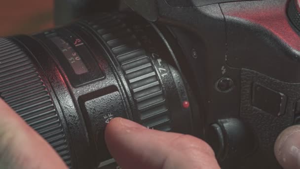 Záběry Člověka Mění Nastavení Dslr Fotoaparát — Stock video