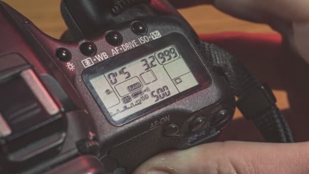 Mengubah Pengaturan Waktu Pada Kamera Dslr Closeup Atau Detail Shot — Stok Video