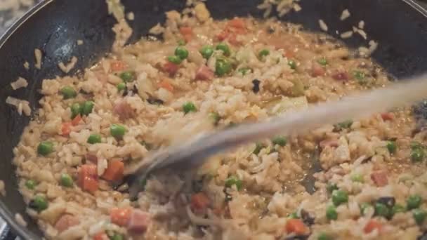 Εκτροχιασμός Της Διαδικασίας Μαγειρέματος Τηγανισμένου Ρυζιού Τηγάνι — Αρχείο Βίντεο