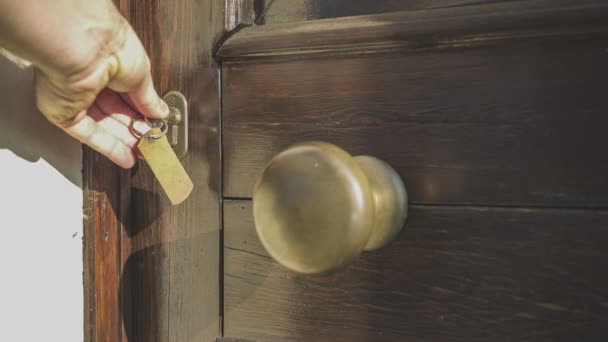 维利拉诺娃 2021年11月20日 意大利 热那亚 门锁里有一把钥匙 手拿起钥匙 转动钥匙 然后门就开了 — 图库视频影像