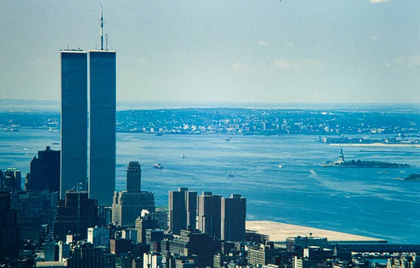 1970年5月 70年代有双塔的纽约空中景观 — 图库照片