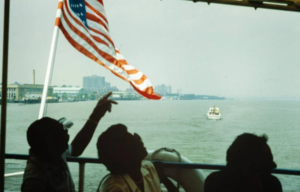 Nowy Rok Zjednoczone Państwa Maj 1970 Ludzie Wskazują Amerykańską Flagę — Zdjęcie stockowe