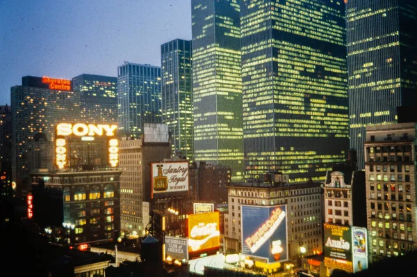 York Egyesült Államok 1970 Május New York Éjszakai Utcakép Hirdetőtáblák — Stock Fotó