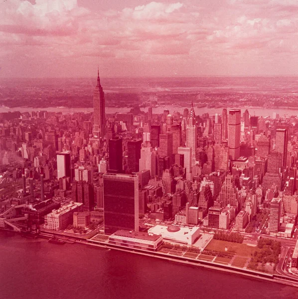1970年5月 美国纽约 70年代中曼哈顿天际线的空中景观 — 图库照片