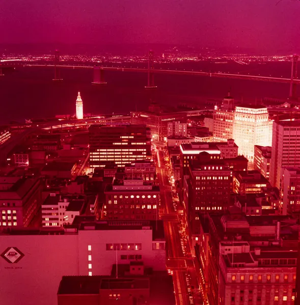 1970年5月サンフランシスコ エンバカデロとベイブリッジ 70年代の夜 — ストック写真