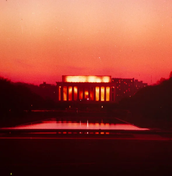 1970年 昭和45年 5月ワシントン 70年代の夜のリンカーン記念館 — ストック写真