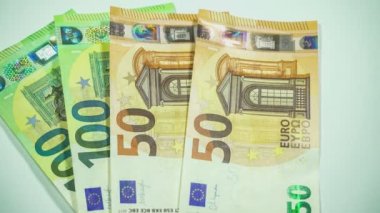 Spekülasyon ve aşı işi. Corona virüsü tehlikesi ve halk sağlığı risk hastalığı. Covid-19 aşı ve şırınga enjeksiyonunda avro parası.