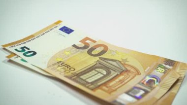 Avrupa Banknotları beyaz bir arkaplanda dinleniyor