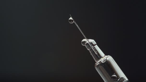 マクロは 医療注射針の映像をゆっくりと動きを閉じます ワクチン注射だ 医師は針を使う 健康と医療の概念 レッド エピック ドラゴンのカメラで撃つ — ストック動画