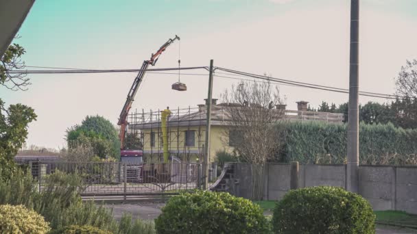 2021年11月29日 意大利维勒兰戈娃 建筑工人起重机修理房顶 — 图库视频影像
