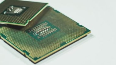 Merkezi işlemci birimi CPU mikroçip işlemcisi beyaz arka plan 4K üzerinde dönüyor