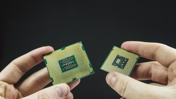 Twee Cpu Houden Hand Hand Voor Vergelijking Cpu Vergelijk — Stockvideo