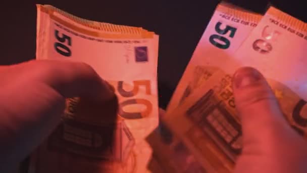 Man Vertelt Eurobiljetten Een Zwarte Achtergrond — Stockvideo