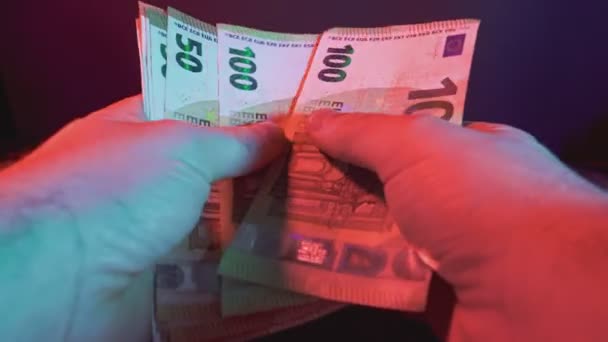 Człowiek Liczący Pieniądze Zbliżenie Męskich Rąk Liczących 100 Banknotów Euro — Wideo stockowe