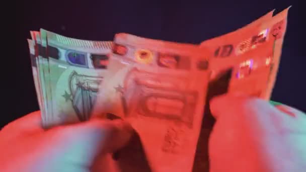 Człowiek Opowiada Banknotach Euro Czarnym Tle — Wideo stockowe