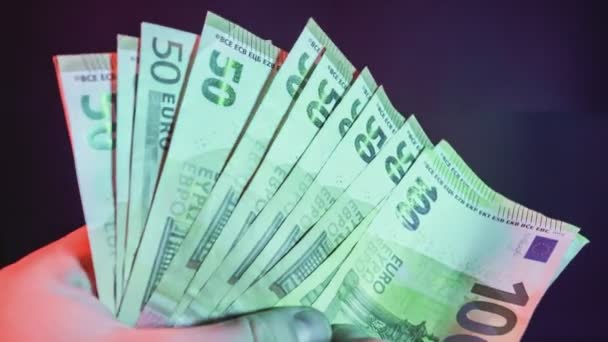 Man Hands Cuenta Billetes Euros Sobre Fondo Negro Primer Plano — Vídeo de stock