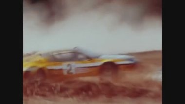 PARIS, FRANCE Mayıs 1975: 70 'lerde Renault Alpine, Porsche 911, zafer ve Lancia Stratos ile kirli ralli araba yarışı