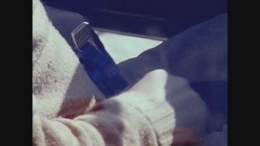 PARIS, FRANCE Mayıs 1975: yarış arabası emniyet kemerini bağlayın