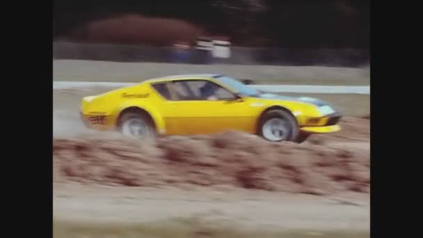 1975年5月 汽车雷诺高山A310在沙尘中的快速拉力赛中跑 — 图库视频影像