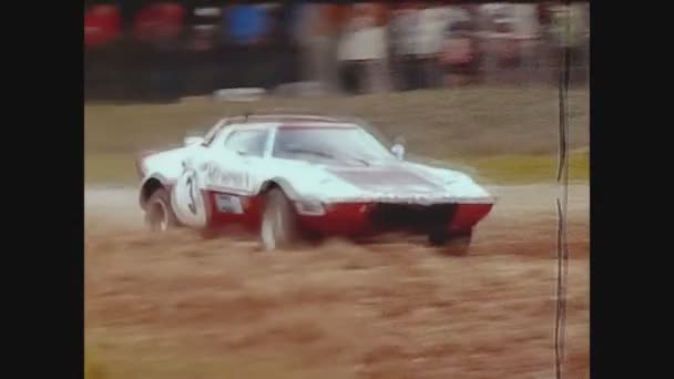 フランス1975年5月 ランチア ストラトスが70年代のラリーレースで走る — ストック動画