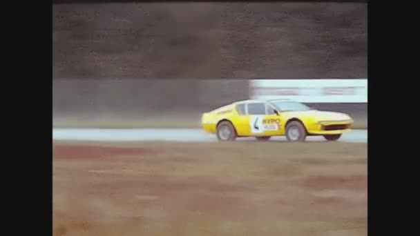 1975年5月 汽车雷诺高山A310在沙尘中的快速拉力赛中跑 — 图库视频影像