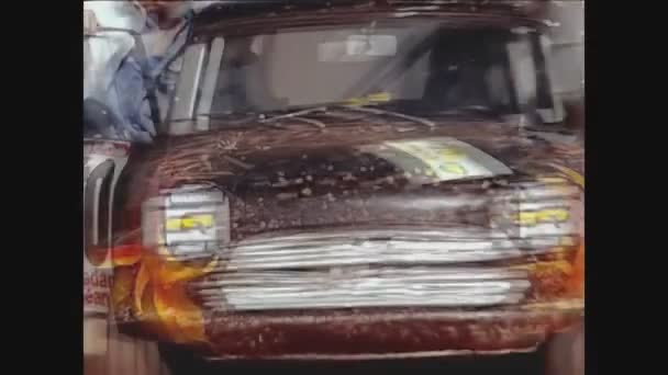 1975年5月 在70年代肮脏的拉力赛之后 车手们在汽车上游行 — 图库视频影像