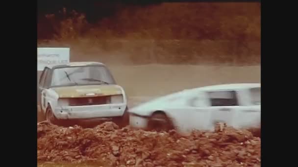 フランスかもしれない1975 ルノー アルプス ポルシェ911 勝利プジョー104とミニで70年代のダートラリーカーレース — ストック動画