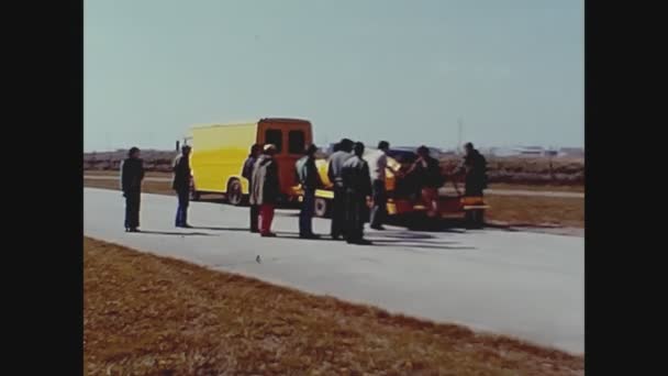 Parijs Frankrijk Mei 1975 Uitladen Van Renault Alpine A310 Racewagen — Stockvideo
