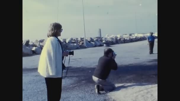 Casablanca Morocco Ιούνιος 1977 Τουρίστες Τραβούν Φωτογραφίες Στο Λιμάνι Της — Αρχείο Βίντεο