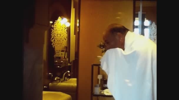 Marrakech Morocco Ιουνιοσ 1972 Άντρας Πετσέτα Στο Μπάνιο — Αρχείο Βίντεο