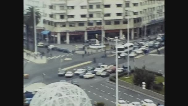 モロッコマラケシュ1972年6月 70年代の人々とのマラケシュ ストリート ビュー — ストック動画