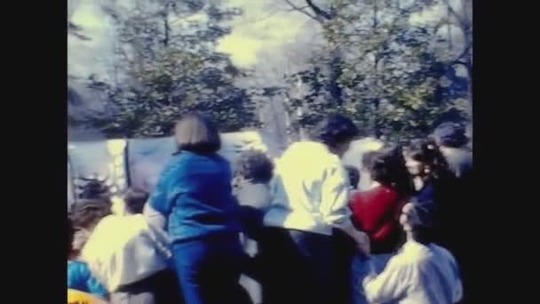 Madrid Espanha Maio 1971 Camas Corrida Armários Banheiras Carnaval — Vídeo de Stock