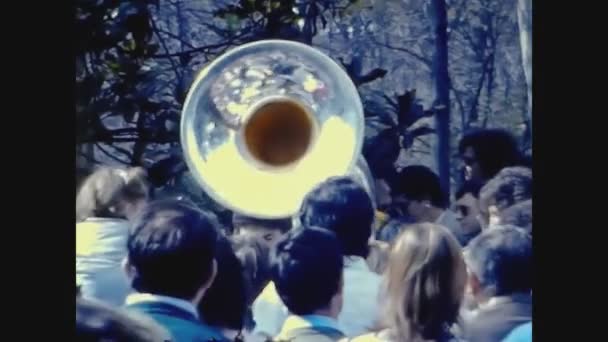 Madrid Espanha Maio 1971 Camas Corrida Armários Banheiras Carnaval — Vídeo de Stock